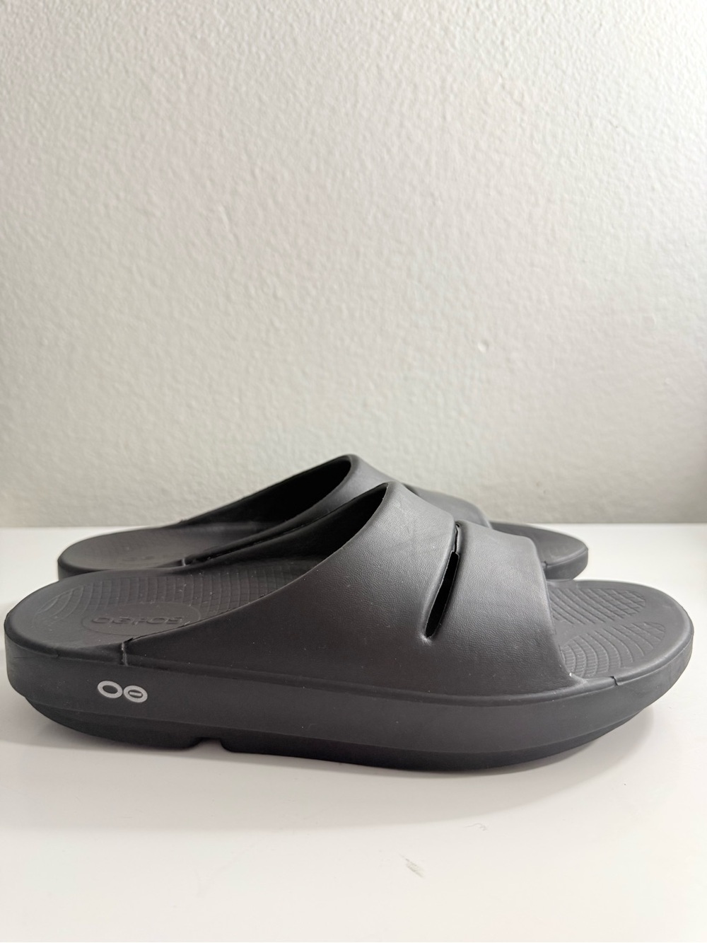 OOFOS Ooahh Sandals Men size 7 Black Slide Sandals Recovery Footbed - Picture 4 of 6